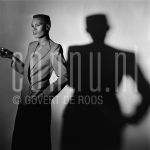 15-09-1980 Grace Jones at studio in Amsterdam, The Netherlands. September 15, 1980.

[keywords]Black & White Image, Posed, Half Length, Sigaret, Shadow[/keywords]